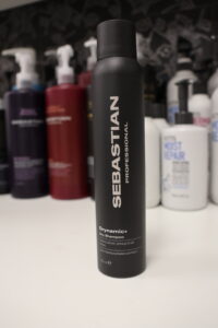 Parturi-kampaamon pöydällä oleva hiustuote Sebastian Drynamic+ Dry Shampoo